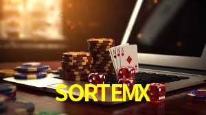 Escena dinámica inspirada en casino con iluminación SORTEMX, cartas, fichas e íconos de juegos digitales en un espacio moderno de juegos.